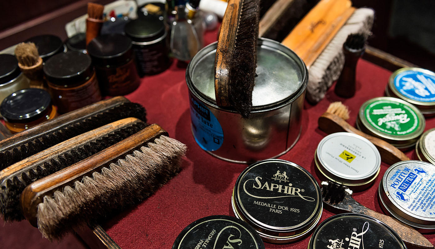 Classic shoe shine service Classic shoe shine service