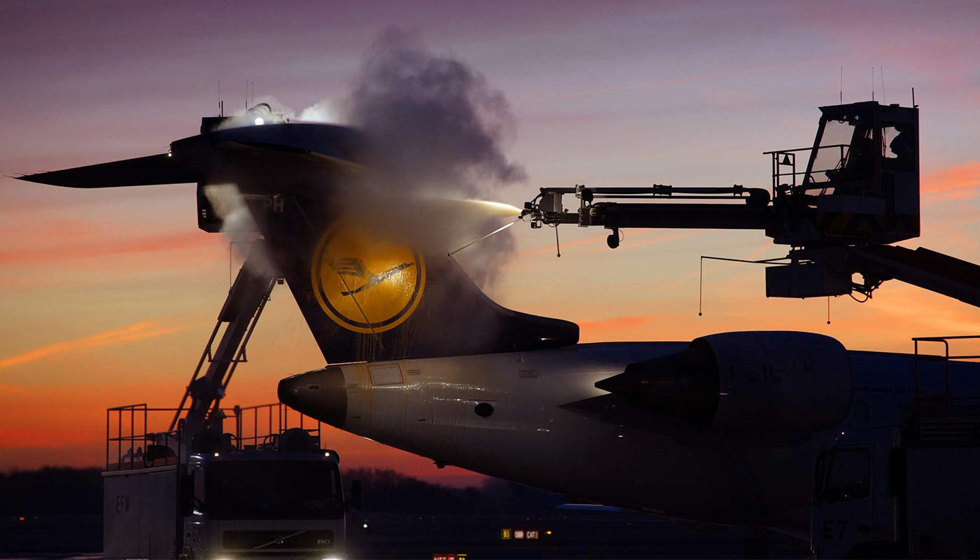 Towing and de-icing Towing and de-icing