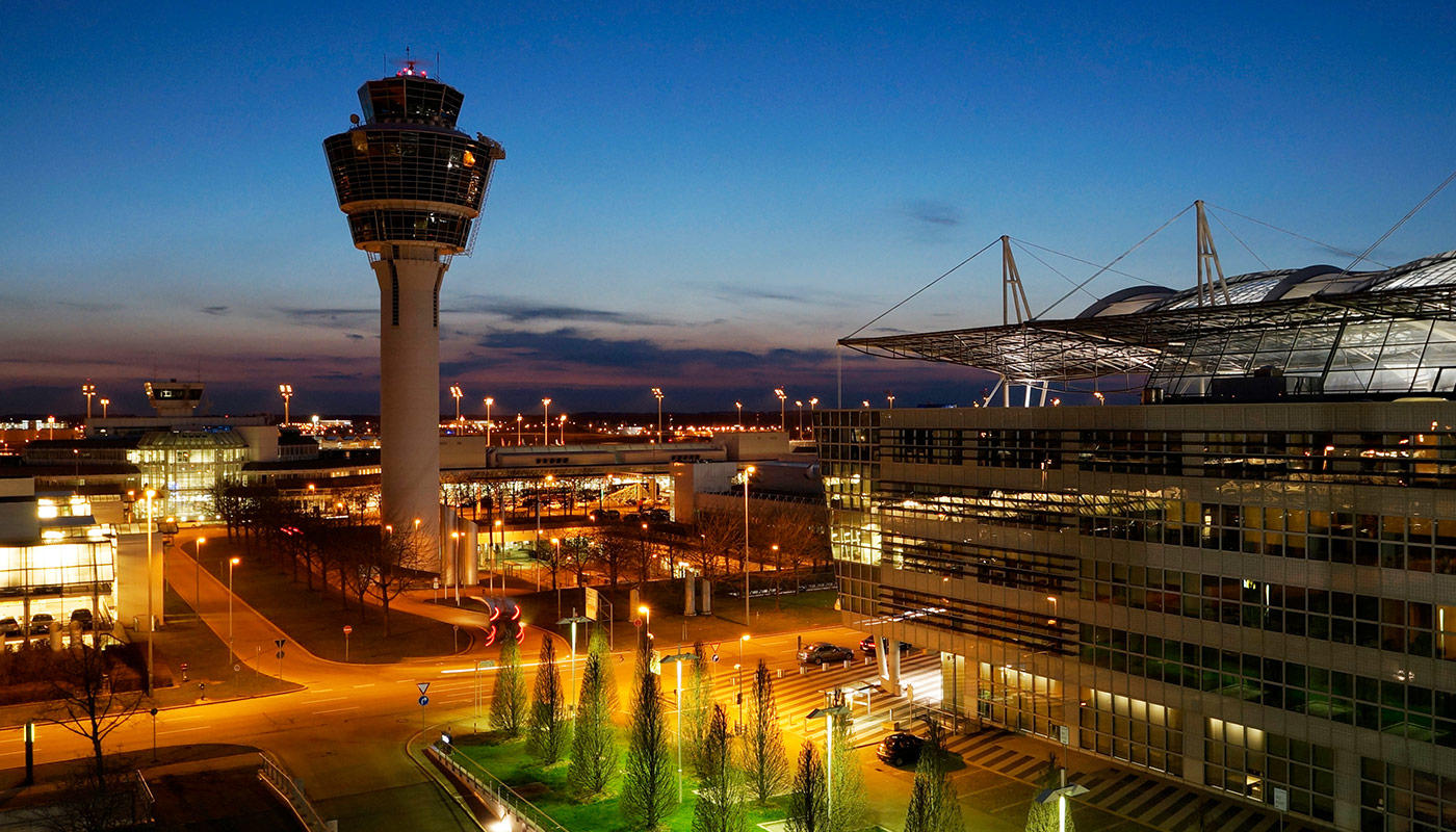 Der Flughafen am Abend Luftaufnahme am Abend