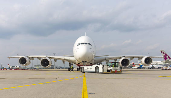 Pushen eines A380 der Emirates