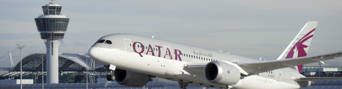 Startendes Flugzeug der Air Qatar am Flughafen München Ein Flugzeug der Air Qatar startet am Flughafen München, im Hintergrund sind der Tower und die geschwungenen Glasdächer der Terminals zu sehen; dynamische, klare Flughafenszenerie.
