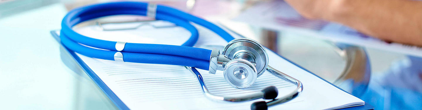 Internal Medicine – Diagnostics and Patient Care A stethoscope rests on a patient file as a symbol of internal medical examination.