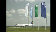 Screenshot auf Film: Ein Flughafen auf Achse mit Zeitzeugen Screenshot auf Film: Ein Flughafen auf Achse mit Zeitzeugen