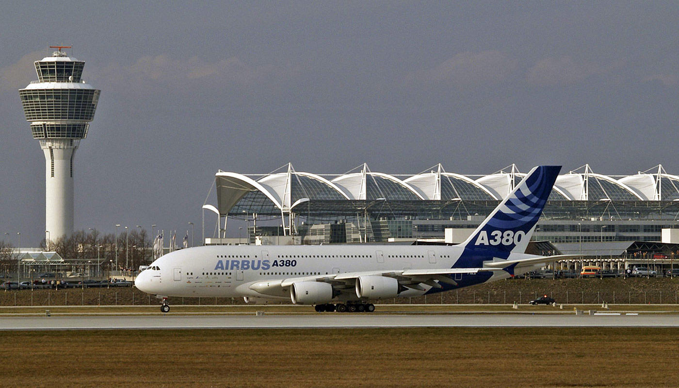 Airbus A 380 auf der Start und Landesbahn Airbus A 380 auf der Start und Landesbahn