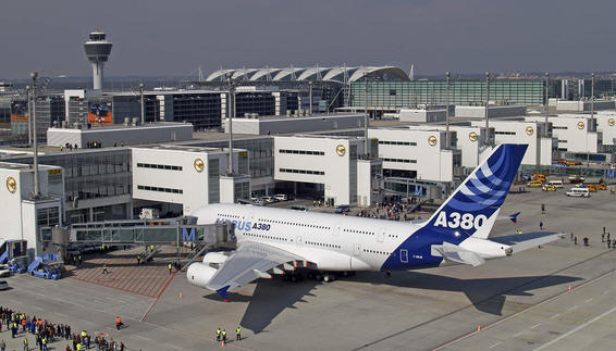 Der Airbus A380 landet erstmals auf bayerischem Boden A380 am Flughafen München