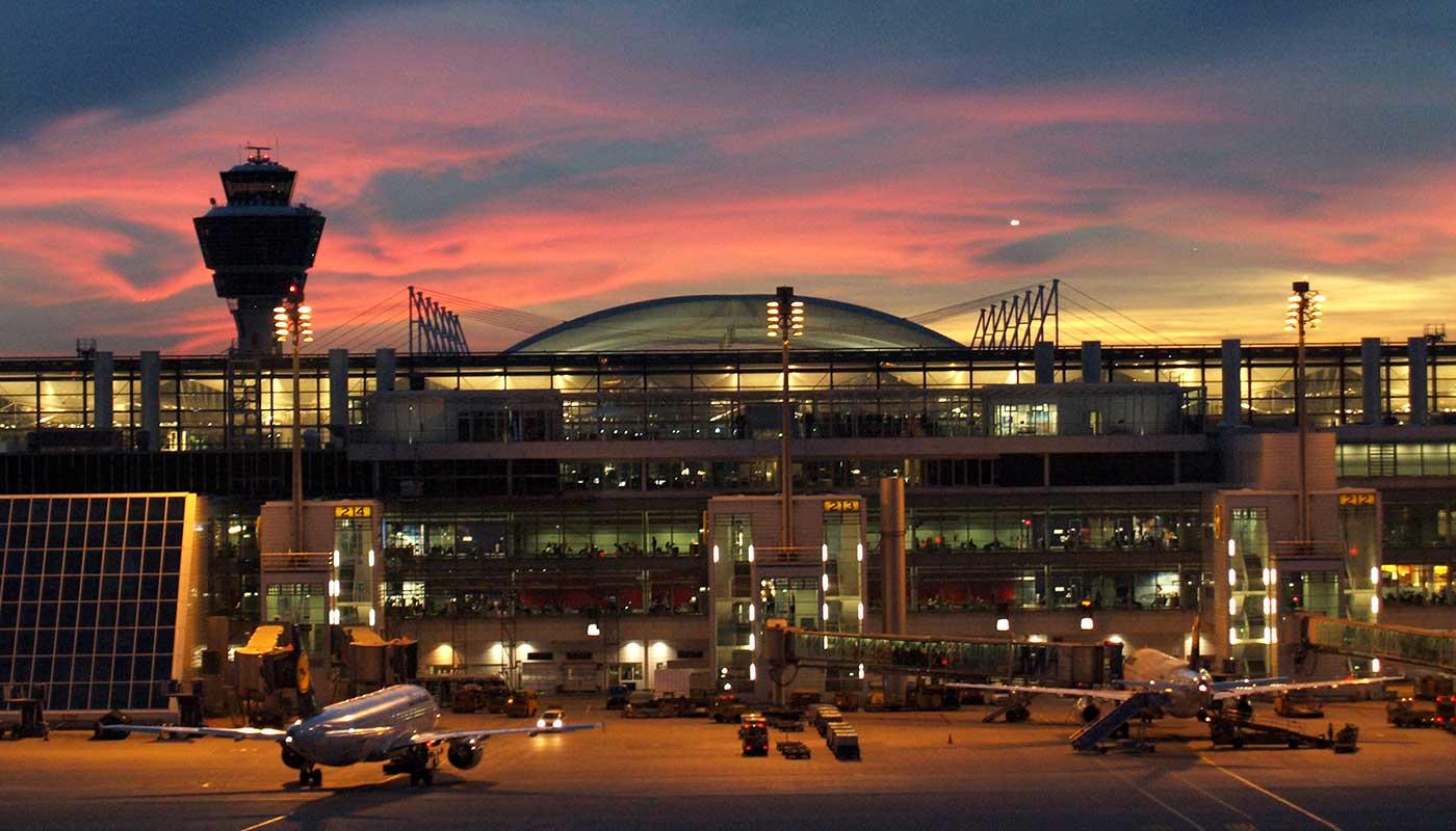 Terminal 2 bei Nacht Terminal 2 mit Tower bei Nacht
