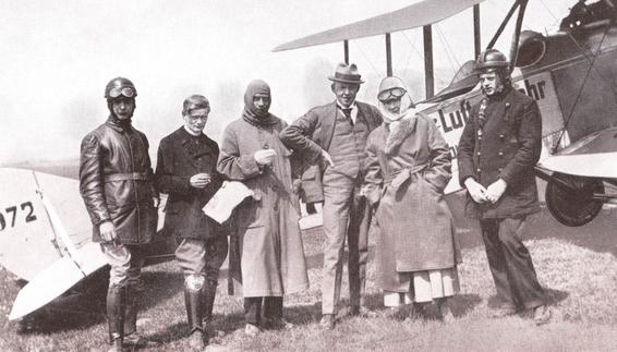 Die ersten Passagiere vor ihrem Abflug im Oberwiesenfeld am 1. Juni 1919