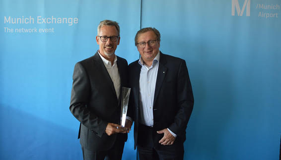 Dr. Michael Kerkloh überreicht den MUC-Exchange-Award an Thorsten Lettnin (United Airlines)