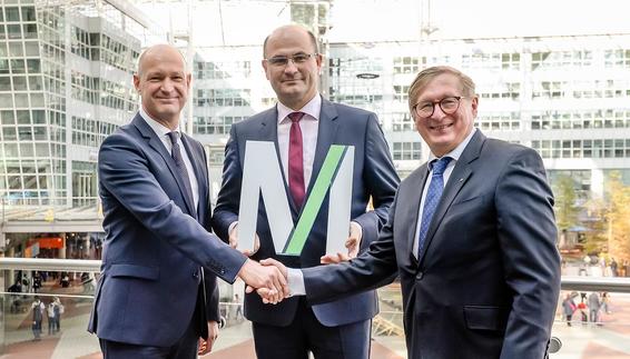 Left to right: New CEO Jost Lammers, Finance Minister Albert Füracker and Dr. Michael Kerkloh 