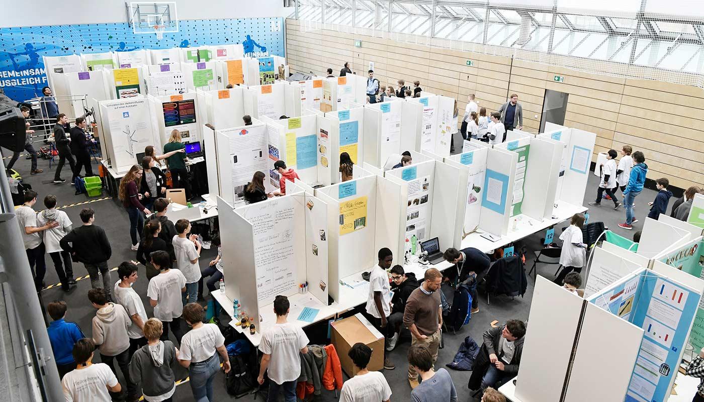 Die 18. Ausgabe des Regionalwettbewerbs "Jugend forscht" findet am 18. und 19. Februar 2020 am Flughafen München statt. Die 18. Ausgabe des Regionalwettbewerbs "Jugend forscht" findet am 18. und 19. Februar 2020 am Flughafen München statt.