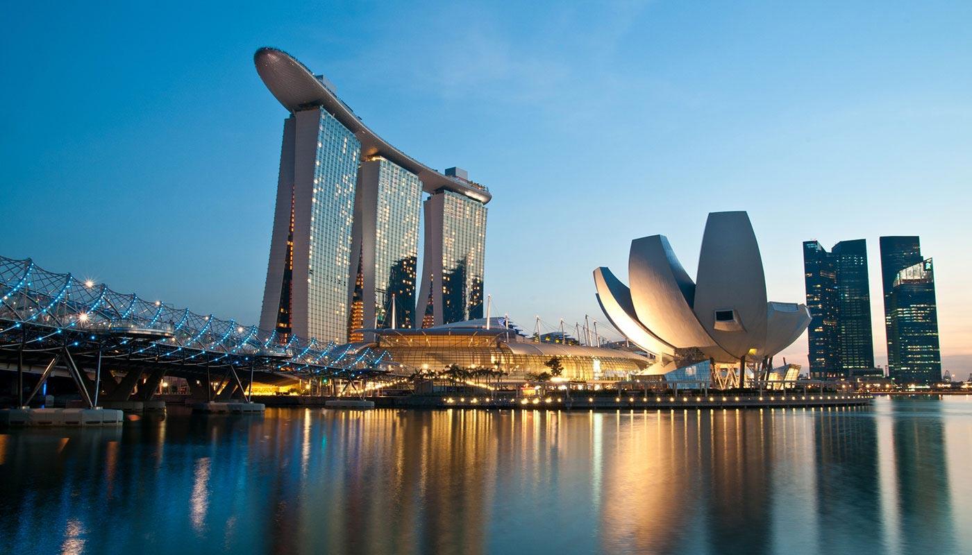 Marina Bay Sands Singapur – Ikonisches Hotel an der Skyline Marina Bay Sands Hotel in Singapur mit Skyline und Uferpromenade