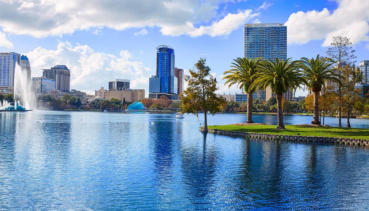 Blick über den Lake Eola auf die Skyline von Orlando Blick über den Lake Eola auf die Skyline von Orlando