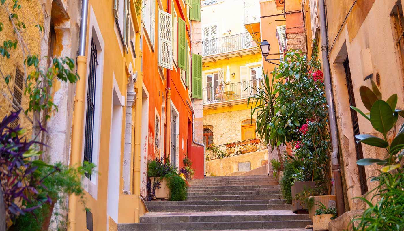 Bunte Häuser in Gässchen in Nizza Bunte Häuser in Gässchen in Nizza