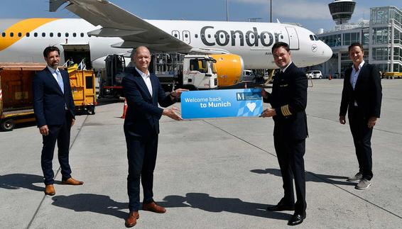 On the photo from left to right: Condor Regional Manager for Southern Germany Tomislav Lang, Munich Airport's CEO Jost Lammers, Condor flight captain Tobias Carstensen and Munich Airport's Vice President for Traffic Development Oliver Dersch. 