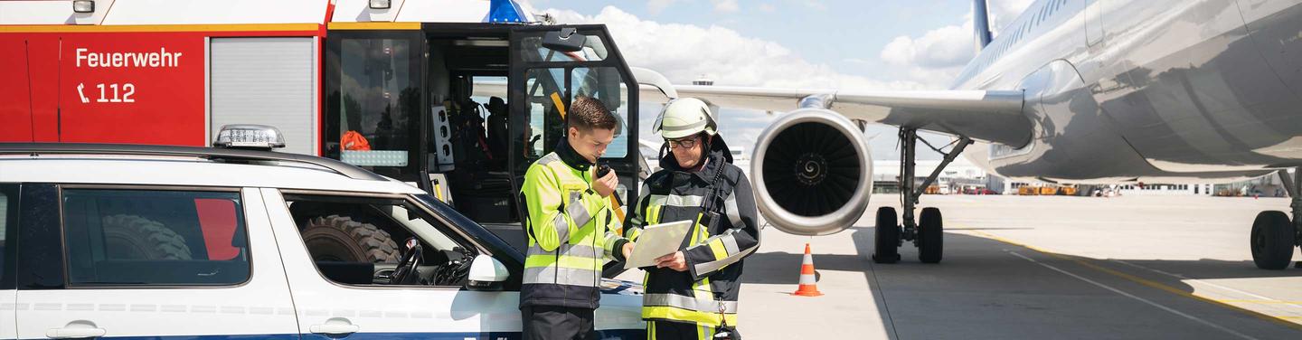 Ausbildung Fachkraft für Schutz und Sicherheit Unser Streifendienst nimmt alle Schäden am Flughafen auf. Die Verantwortung ist groß, denn bei Schäden an Flugzeugen handelt es sich auch mal um Millionenbeträge