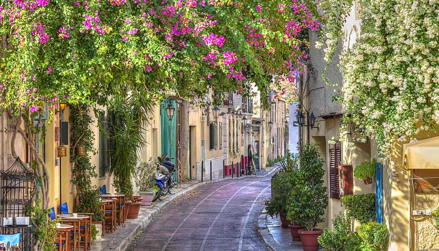 Blumengasse in Athen – Charmante Altstadtstraße Blumen geschmückte Gasse in der Altstadt von Athen mit Cafés
