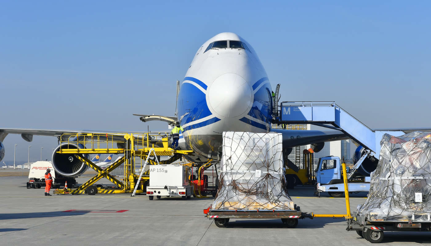 Cargo aircraft Loading a cargo aircraft