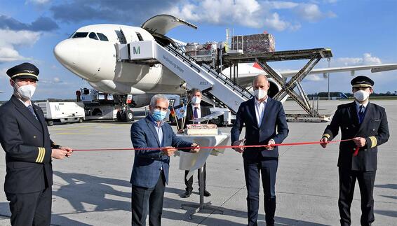 For the premiere photo, Huseyin Ceyhan, Vice President of Turkish Airlines (2nd from left), Ahmet Yildirim, Regional Cargo Director Germany of Turkish Airlines (center), Jost Lammers, CEO Munich Airport (4th from left) and the pilots joined the traditional ribbon cutting in front of the Turkish Airlines freighter.