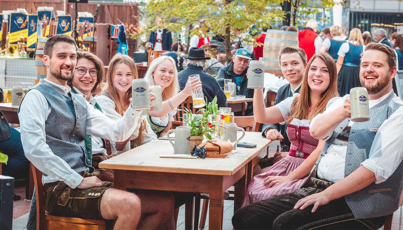Beer tapping: Airport brewery invites to the Airbräu Oktoberfest Not an Oktoberfest, but at least an "Airbräu Wiesn" awaits guests at Munich Airport from September 18 to October 3. The ceremonial tapping starts on September 18 at 11:30 a.m. with a short ecumenical blessing of the specially brewed festival beer "Gaudium". Visitors to the Airbräu Wiesn’ can choose between different menus. On request, guests can tap their beer from their own wooden barrel at the table. On weekends, live bands provide the right atmosphere. The current contact restrictions and hygiene guidelines apply to visits to the Airbräu Wiesn'.