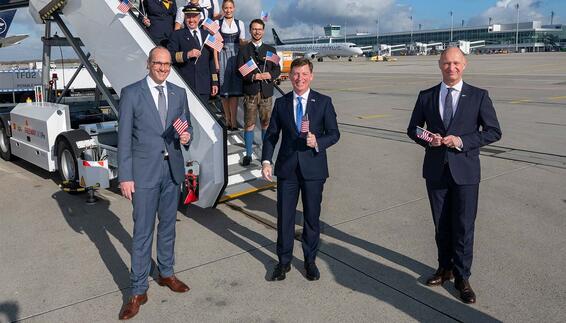 In der ersten Reihe (von links nach rechts): Dr. Stefan Kreuzpaintner (CCO Lufthansa Airlines), der amerikanische Generalkonsul Timothy Liston und der Münchner Flughafenchef Jost Lammers