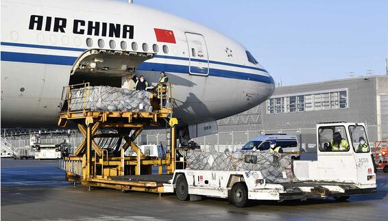 Beladung der Air China Cargo