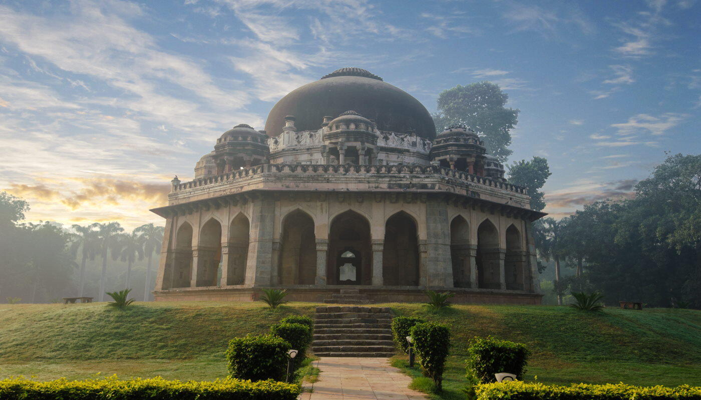 Lodhi Garden Delhi – Historisches Mausoleum im Park Historisches Mausoleum im Lodhi Garden in Delhi mit Kuppelbau
