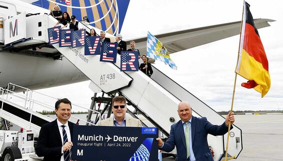 The photo shows the crew of the first flight to Denver in the background and, in the front, representatives from United Airlines Jens Grünberg (Sales and Marketing) (left) and Siegfried Dietze (Station Leader) (center) together with Uli Theis from Route & Passenger Development at Flughafen München GmbH (right).