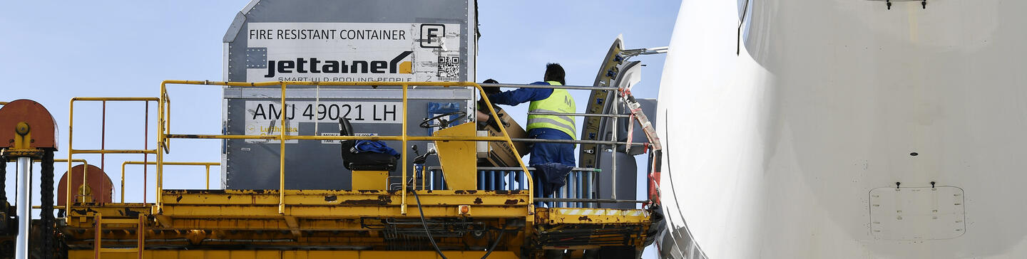 DGR Schulungen am Flughafen München Zwei Männer verladen Fracht in ein Flugzeug.
