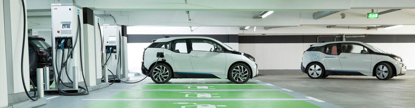Elektrofahrzeuge mit Ladesäulen Elektrofahrzeuge mit Ladesäulen
