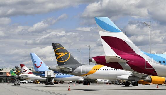 Line-up verschiedener Airlines am Terminal 1