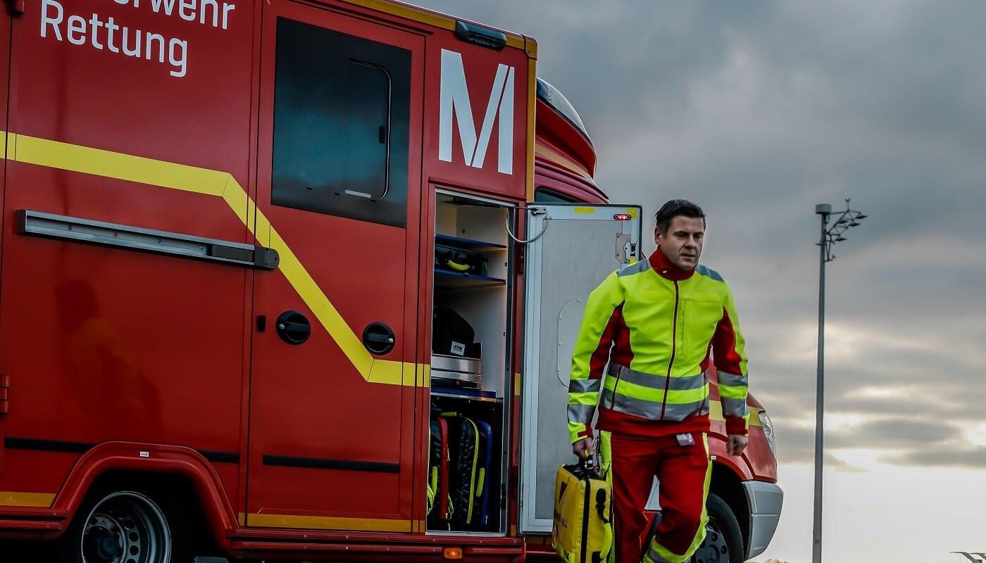 Im Einsatzfall sind Rettungssanitäter:innen immer mit vor Ort Feuerwehrkräfte und Rettungsdienst sind ein eingespieltes Team
