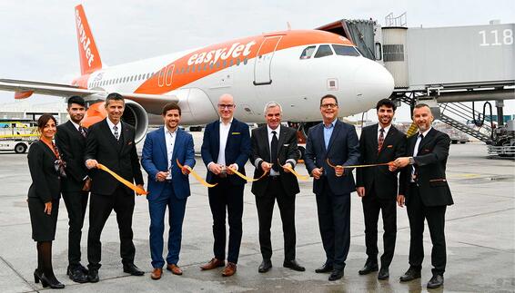 The traditional ribbon cutting ceremony was carried out by Stephan Erler, EasyJet's Country Manager Germany (photo: 5th from right), Thomas Kube VP Route & Passenger Development of Munich Airport (photo: 3rd from right) and Stephan Weisang, Director Route & Passenger Development of Munich Airport (4th from left) together with crew members.