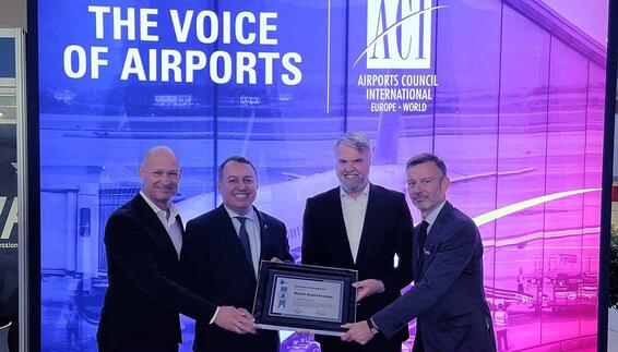 The photo shows from left to right: Jost Lammers (CEO Munich Airport), Luis Felipe de Oliveira (Director General ACI World), Alexander Hömer (VP AirportAcademy), Olivier Jankovec (Director General ACI Europe).