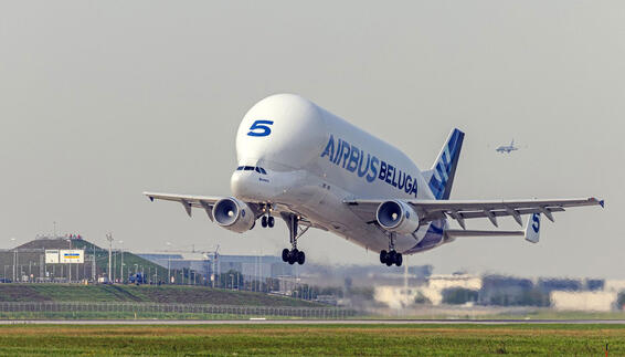 Abflug des supertransporters "Beluga" am Flughafen München