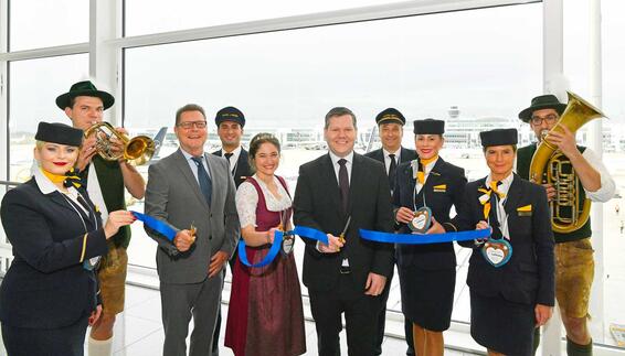 Before departure, the new MUC-BLR connection was celebrated with a ribbon cutting: Framed by the brass band and the Lufthansa crew are (enter from left) Thomas Kube, Vice President Route and Passenger Development at Munich Airport, Simona Sommer, Bavarian Beer Queen 2023 and Heiko Reitz, CCO Lufthansa Airlines.