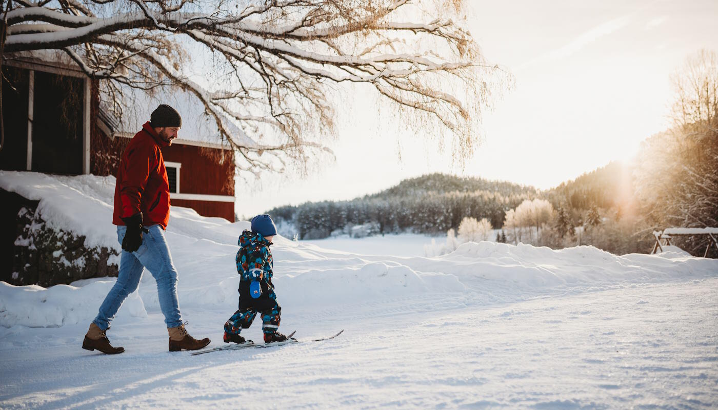 Kind fährt Ski in Norwegen Kind fährt Ski in Norwegen