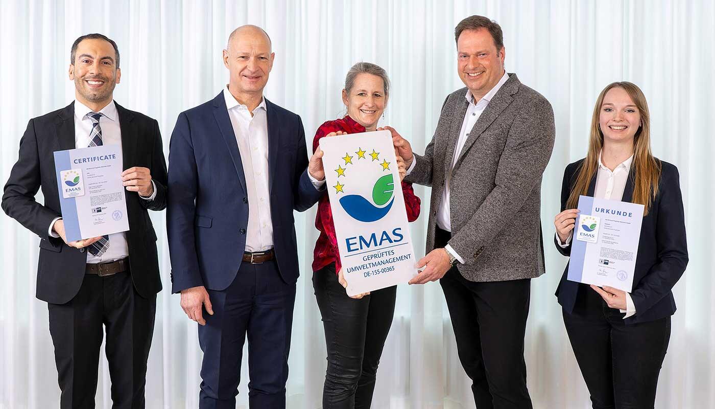 AeroGround erhält EMAS-Zertifizierung Die Urkunde wurde von Susanne Kneißl-Heinvetter, Leitung Registrierstelle EMAS der IHK für München und Oberbayern (Mitte) an Jost Lammers, Vorstandsvorsitzender der Flughafen München GmbH (2 v. l.), Helmut Ehrnstraßer, Geschäftsführer AeroGround Flughafen München GmbH (2 v. r.), Emam Lotfy, Leiter Qualitätsmanagement & KVP AeroGround Flughafen München GmbH (links), sowie an Elisabeth Bornschlegl, Umweltmanagement-Beauftragte AeroGround Flughafen München GmbH übergeben.