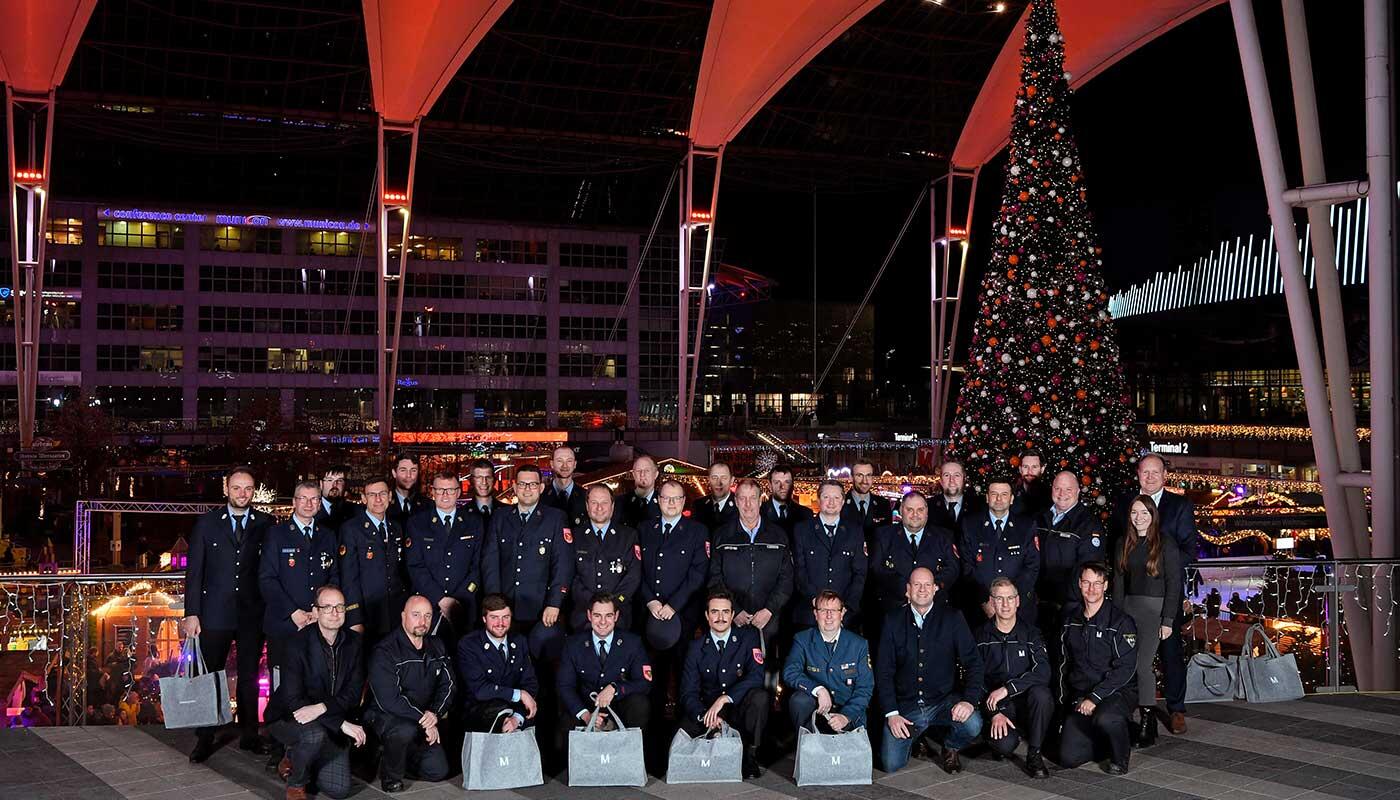 Spendenübergabe an alle freiwilligen Helfer für ihren Einsatz bei der Schneeräumung Auf dem Bild zu sehen: Jan-Henrik Andersson, Chief Commercial Officer & Chief Security Officer der Flughafen München GmbH (vorne 3.v.r.), Claudius Blank, Leiter Brandschutz der Flughafen München GmbH (vorne 1.v.l.), zusammen mit Kreisbrandinspektionen, freiwilligen Feuerwehren und THW-Ortsverbänden.
