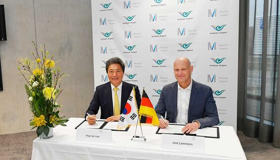 Signing of a Memorandum of Understanding (MoU) by President and CEO of Incheon International Airport Corporation, Hag Jae Lee (left) and Munich Airport CEO Jost Lammers