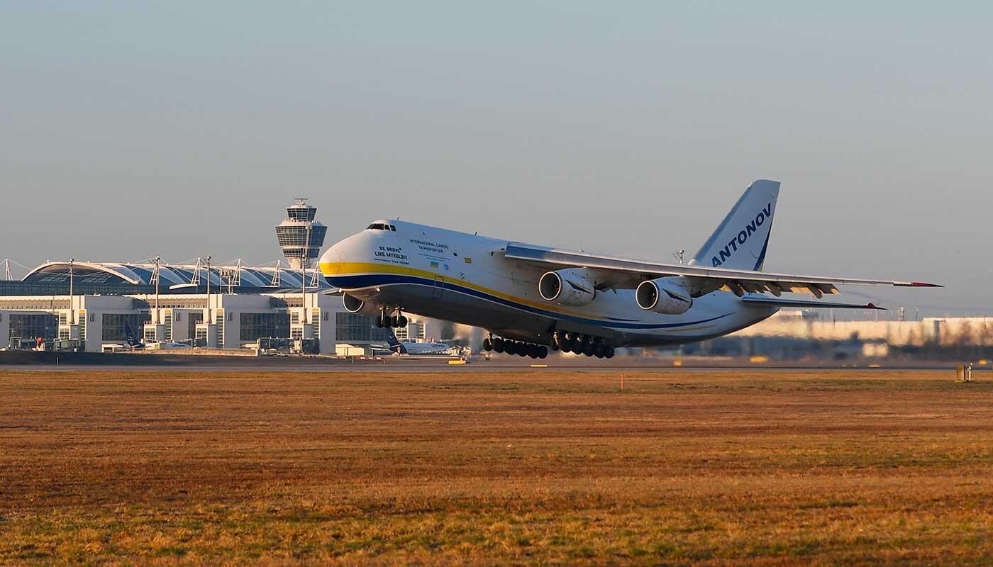 Departure of the Antonov Departure of the Antonov An-124 at Munich Airport