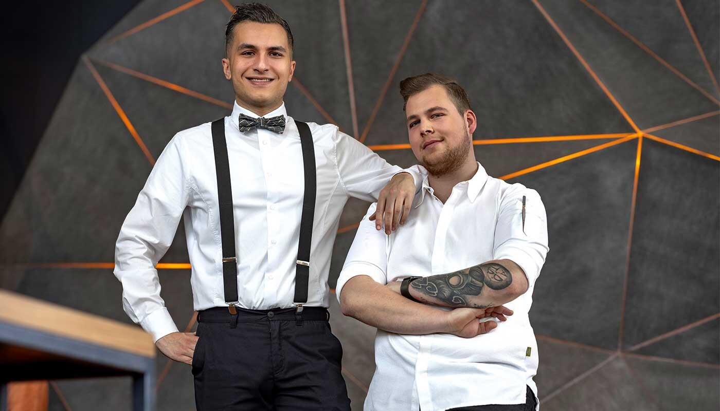 Michelin-Stern für das „Mountain Hub Gourmet“ im Hilton Munich Airport Der Michelin-Stern für das „Mountain Hub Gourmet“ im Hilton Munich Airport wurde an Küchenchef Marcel Tauschek (rechts), Restaurantleiter Karim Zarif und ihre Crew verliehen