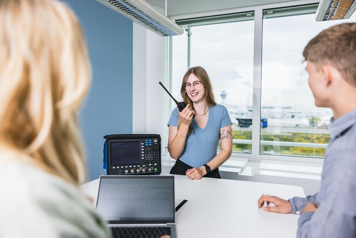 IT-KollegInnen im Büro Drei IT KollegInnen im Büro mit einem Funkgerät und einem Notebook