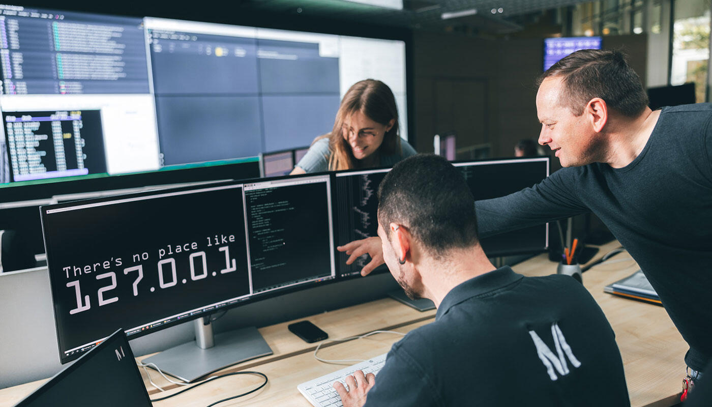 IT Service Desk IT Service Desk mit IT Kollegen, die in einen Bildschirm schauen