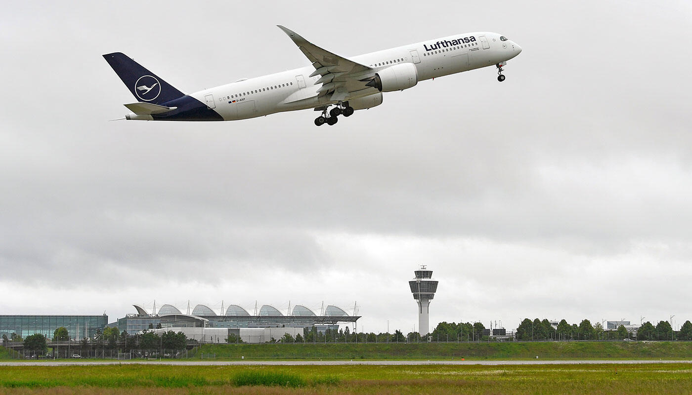 Lufthansa's first flight to Seattle Lufthansa flies an Airbus A380 from Munich to Seattle three times a week