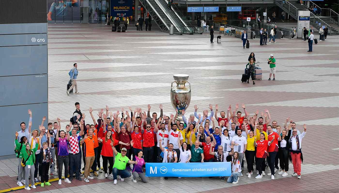 Airport-Kickertunier der Flughafen München GmbH und der Lufthansa Rund 70 Mitarbeitende versammelten sich rund um die Giant Trophy im MAC Forum, um die Diversität der Flughafenfamilie zu feiern und zu symbolisieren