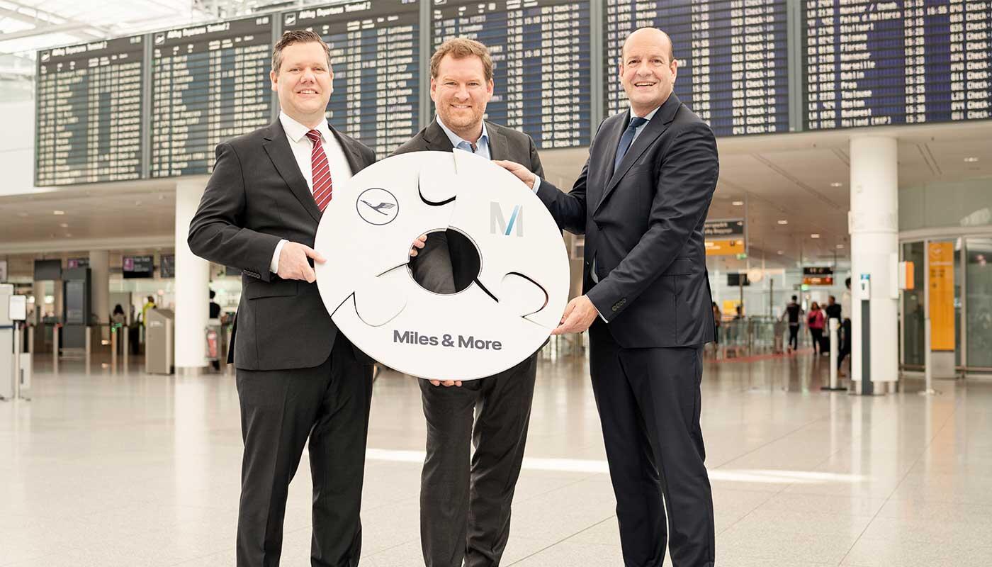 "Loyalty Hub Munich" cooperation Lufthansa - Munich Airport - Miles&More "Loyalty Hub Munich" cooperation from left to right: Heiko Reitz (Chief Commercial Officer Lufthansa Airlines), Johann-Philipp Bruns (Managing Director Miles & More GmbH) und Dr. Jan-Henrik Andersson (Chief Commercial Officer Munich Airport)