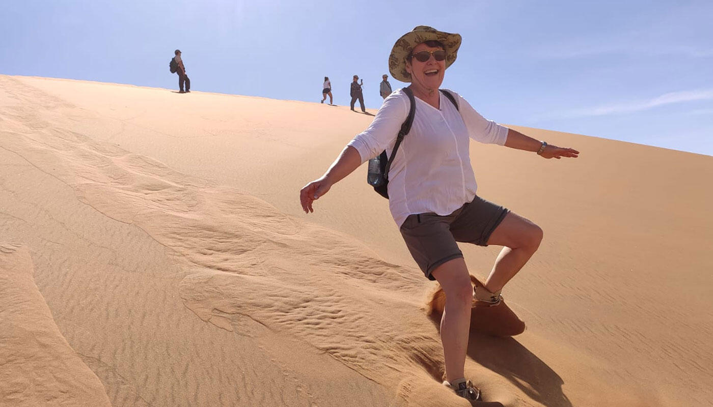 Namibia-Insiderin Monika Scharf Namibia-Insiderin Monika Scharf in den Dünen