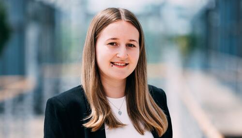 Frau  Sabine Schuster