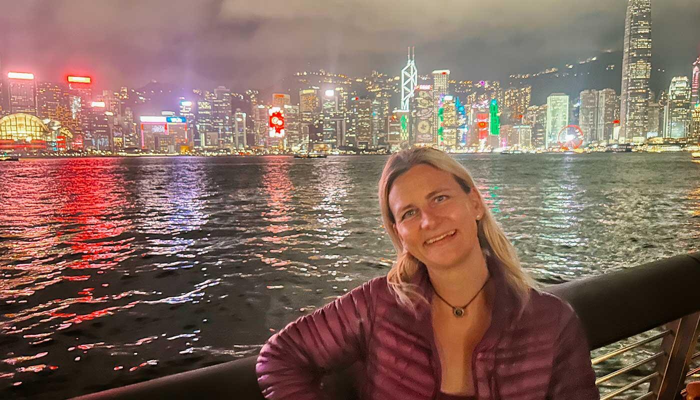 Karin Soller vor Hongkongs beeindruckender Skyline bei Nacht Karin Soller vor Hongkongs beeindruckender Skyline bei Nacht