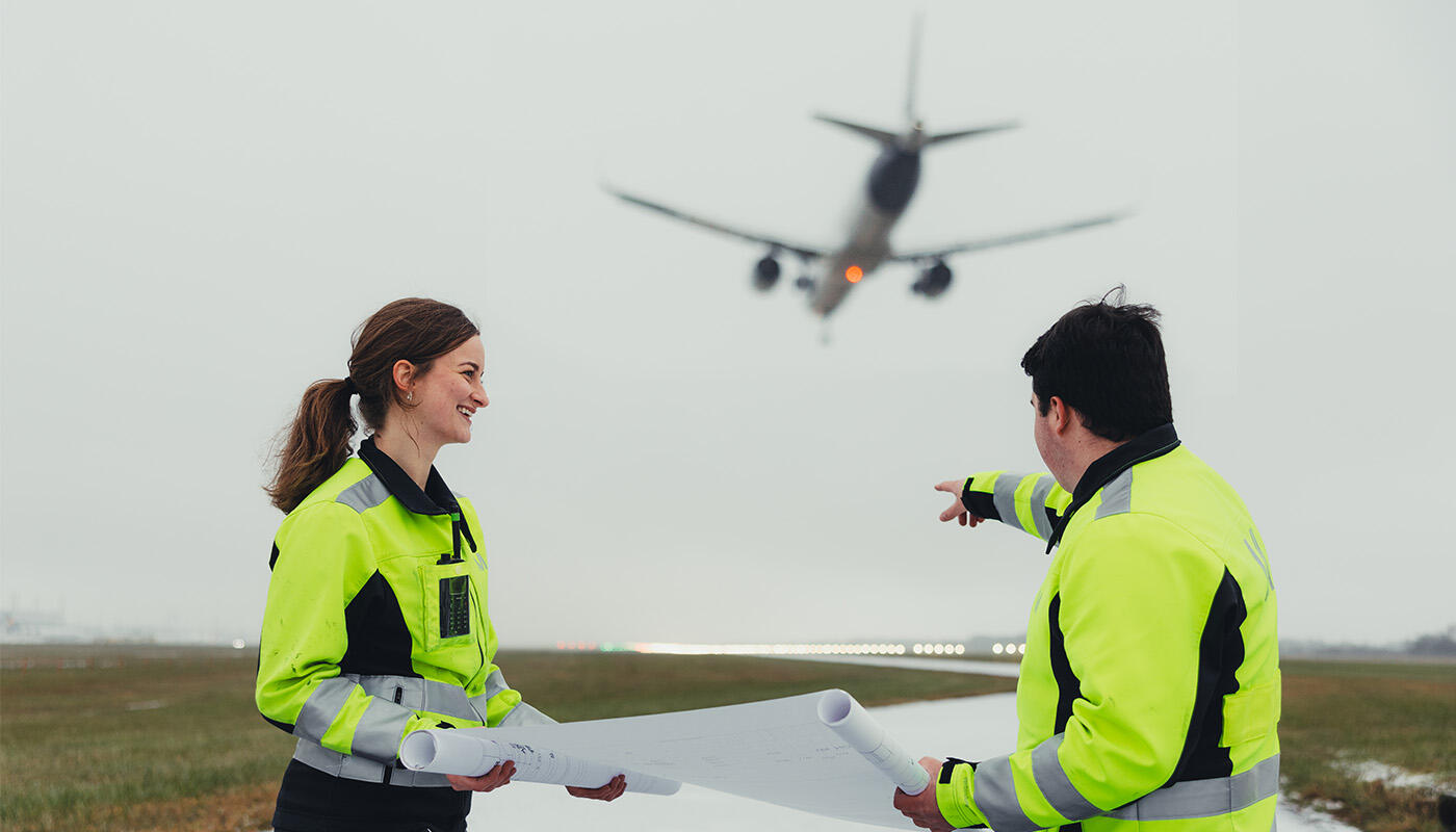 Technik-Fachkräfte der Luftverkehrsflächen- und Anlagentechnik auf dem Rollfeld vom Flughafen München bei der Instandhaltung von LED-Lights Technik-Fachkräfte der Luftverkehrsflächen- und Anlagentechnik auf dem Rollfeld vom Flughafen München bei der Instandhaltung von LED-Lights